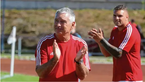  ?? Foto: Michael Hochgemuth ?? Dem Meringer Trainerduo Gerhard Kitzler (vorne) und Christian Cappek bleibt nur, ihrem Team weiter Mut zu machen. Der MSV muss am Samstag mit einer Rumpfmann schaft beim FC Memmingen II antreten.