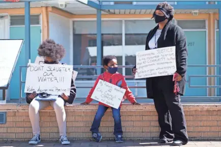  ?? BRANDON DAHLBERG/THE COMMERCIAL APPEAL ?? Kizzy Jones, co-founder of MCAP, with her family during a Feb. 23 rally.