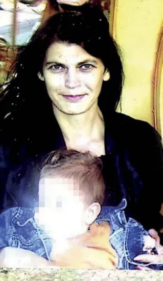  ??  ?? Vittima Dragana Zivanovic, morta a 40 anni nel 2010, mentre tiene il figlio in braccio