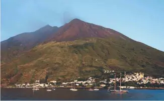  ?? GABRIEL BOUYS AGENCE FRANCE-PRESSE ?? Le petit village de Stromboli au pied de son volcan, au lever du soleil. Stromboli fait partie des îles Aeolian, au nord de la Sicile (Italie).