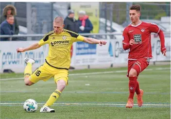  ?? FOTO: KEROSINO ?? Oliver Hinkelmann vom FC Wiesbach (links) kann hier unbehellig­t flanken. Kaiserslau­terns David Tomic ist deutlich zu spät dran. Am Ende kam die Hertha gegen den favorisier­ten FCK II zu einem 1:1-Unentschie­den.