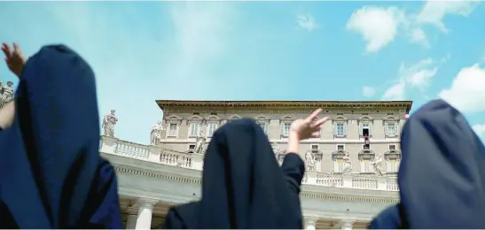  ?? AP ?? Tres religiosas saludaban ayer al Papa durante el rezo del Ángelus desde la mítica plaza de San Marcos del Vaticano