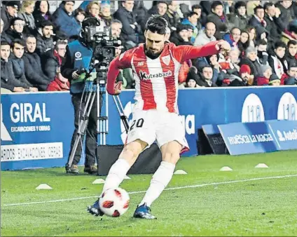  ?? FOTO: MARCOS SERRATE/LOF ?? No falla Aduriz abrió el marcador y repitió con otro tanto para hacer la vida imposible al Huesca