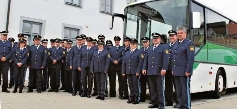  ?? Fotos: Hans Gusbeth ?? Überraschu­ng für Johannes Prommer (ganz rechts): Mit dem Polizeibus hatten viele Kollegen den scheidende­n Polizeiche­f von Zuhause abgeholt.