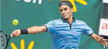  ?? FOTO: DPA ?? Die Vorhand sitzt: Roger Federer hatte bei seinem Auftaktmat­ch gegen Sugita aus Japan keine Probleme. Und dennoch war der klare Sieg für den Schweizer ein besonderer – aus zweierlei Gründen.
