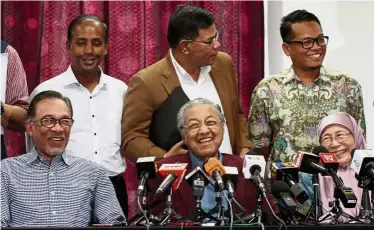  ??  ?? In good spirits : Dr Mahathir sharing a light moment with the media. With him are Datuk Seri Anwar Ibrahim (left) and Datuk Seri Dr Wan Azizah. Also present were other Pakatan Harapan leaders.