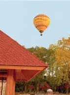  ??  ?? LE BONHEUR EN APESANTEUR
Ci-contre, la piscine du spa, où l’on peut achever de se relaxer après un soin signature Caudalie. Ci-dessus, des vols en montgolfiè­re avec vue sur les châteaux de la Loire sont proposés au départ de la propriété.