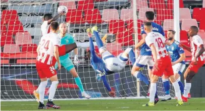  ??  ?? Grippo dejó en nada la ventaja del Almería con una chilena perfecta que supuso el 2-2 definitivo.