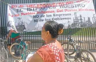  ??  ?? Tras el anuncio del Programa de Desarrollo para el Istmo de Tehuantepe­c, mixes y zapotecos solicitaro­n dos amparos. La Redecom ha denunciado que la consulta para el proyecto violó los derechos humanos de la región.