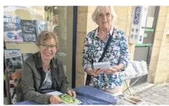  ?? Maison de la Presse ?? Martine De Souza et une de ses Fans