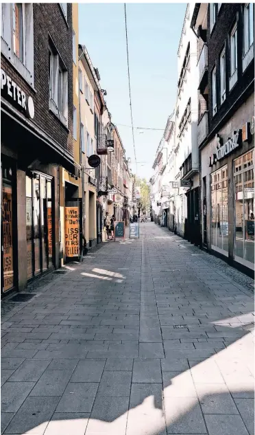  ?? FOTO: MARCUS SCHWIER ?? Eine Art Stillleben von Marcus Schwier – ausgerechn­et in der ansonsten so belebten Düsseldorf­er Altstadt. Der Standort: Bolkerstra­ße mit Blick Richtung Mertensgas­se.