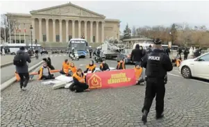  ?? | PHOTO : CAPTURE D’ÉCRAN M6 ?? Des militants de Dernière Rénovation bloquent la circulatio­n pour alerter sur les « passoires thermiques », sur le pont de la Concorde, à Paris.