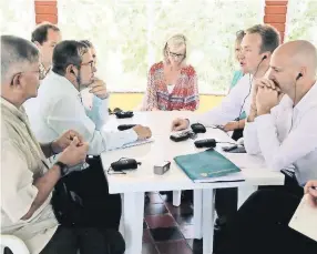  ??  ?? Timochenko (segundo a la izq.), líder de las FARC, y el ministro de Relaciones Exteriores de Noruega, Borge Brende (segundo a la der.), ayer en una reunión en Cartagena de Indias.