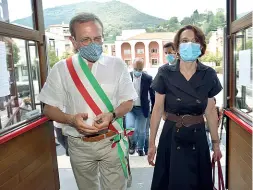  ??  ?? Luogo simbolo Il min istro Elena Bonetti entra nel municipio di Nembro accompagna­ta dal sindaco Claudio Cancelli