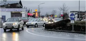  ?? BILD: SN/ANTON KAINDL ?? Der Kreisverke­hr Kitzsteinh­ornstraße ist ein Nadelöhr.