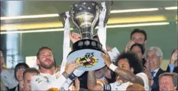  ??  ?? EL PRIMERO. Ramos y Marcelo levantan el trofeo de la Liga 33.