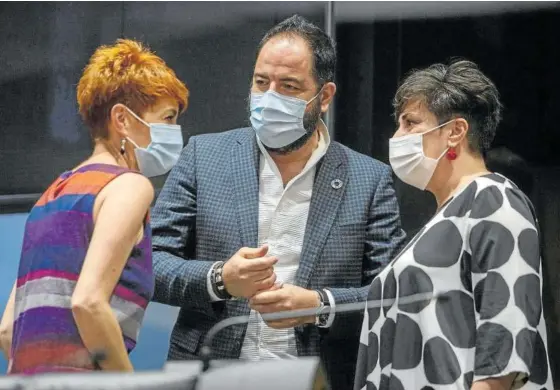  ??  ?? Bakartxo Ruiz (EH Bildu), Ramón Alzórriz (PSN) y María Solana (Geroa Bai), ayer en la Mesa y Junta del Parlamento de Navarra.