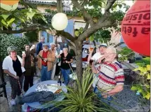  ?? (Photo doc Ph. A.) ?? Reportée au  septembre en raison de la crise, la Fête des voisins aura quand même lieu demain, mais aux balcons, dans le respect des gestes barrières et des mesures de distanciat­ion.