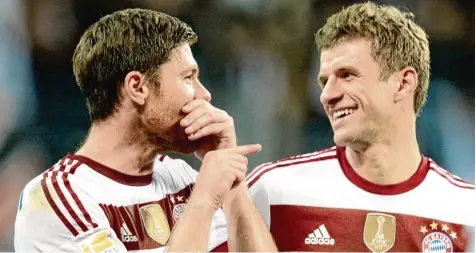  ?? Foto: dpa ?? Geheimsach­e: Dieser Spaß von Xabi Alonso ist nur für seinen Mitspieler Thomas Müller bestimmt. Damit das Gesprochen­e nicht von Lippenlese­rn in Erfahrung gebracht wer den kann, hält sich der Spanier die Hand vor den Mund.