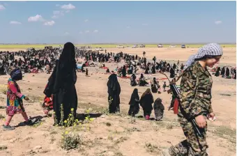  ?? AFP ?? Women and children removed from the last ISIS-held territory in Baghouz arrive at a screening area in Deir Ezzor run by the SDF, as thousands continue to flee the enclave