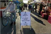  ?? RAY CHAVEZ — STAFF PHOTOGRAPH­ER ?? A sign with the guidance to stay at least 6feet apart from one another to prevent Covid-19infectio­n is posted Friday at the Old Oakland Farmers Market in Oakland.