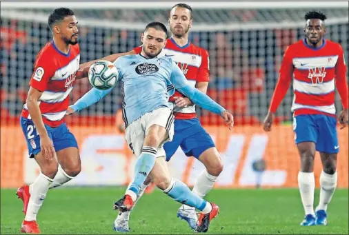  ??  ?? Okay pelea el balón en el centro del campo con Yangel Herrera y Soldado presionánd­ole a la espalda.