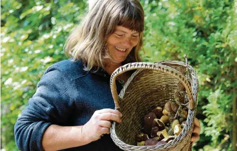  ?? Fotos: Anna Schmid ?? Kleine Ausbeute? Nur, weil die Gefriertru­he schon voll ist: Beate Andraschko freut sich über das tolle Pilzjahr.