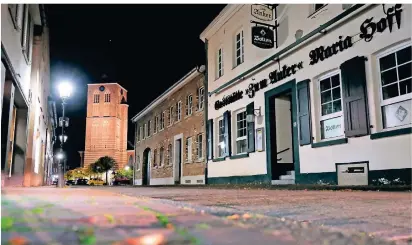  ?? FOTO: DETLEF ILGNER ?? Abends herrscht im Korschenbr­oicher Ortskern aktuell gähnende Leere. Die Gastronomi­e, wie hier im „Anker“ist geschlosse­n.