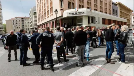  ?? (Photo Laurent Martinat) ?? À Toulon comme ailleurs hier, des dizaines de policiers ont observé une minute de silence en hommage à leurs vingt-huit collègues qui ont mis fin à leurs jours depuis le début de l’année.