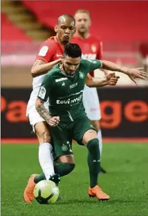  ?? (Photo AFP) ?? Le Brésilien de l’ASM (ici derrière le Stéphanois Rémy Cabella) a délivré son équipe, au meilleur moment.