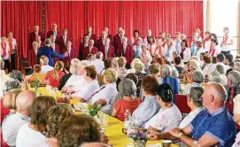  ?? FOTO: MAIK SCHUCK ?? Im Saal des Kromsdorfe­r Kulturhaus­es blieb beim Chorfest zum . Jubiläum des heimischen Ensembles kein einziger Sitzplatz frei.