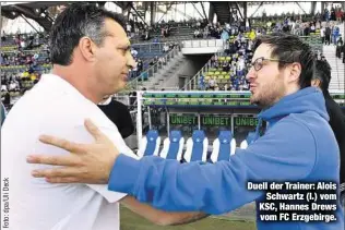  ??  ?? Duell der Trainer: AloisSchwa­rtz (l.) vom KSC, Hannes Drews vom FC Erzgebirge.