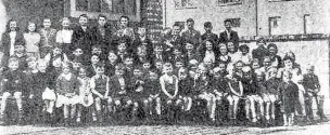  ??  ?? ●● Macclesfie­ld children on VE Day in 1945