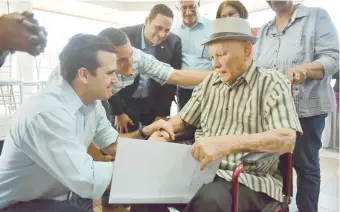  ??  ?? Rosselló participó en una entrega de títulos de propiedad y vales del Programa Sección 8.