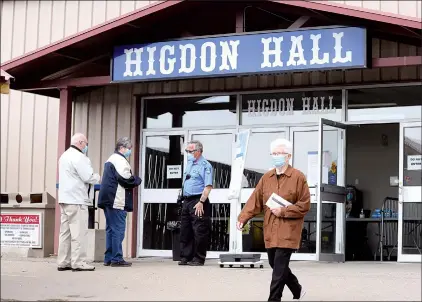  ?? NEWS PHOTO COLLIN GALLANT ?? Officials say the capacity of a vaccinatio­n clinic at Higdon Hall at the Medicine Hat Stampede grounds is set to triple today as it switches to “rapid flow” procedures.