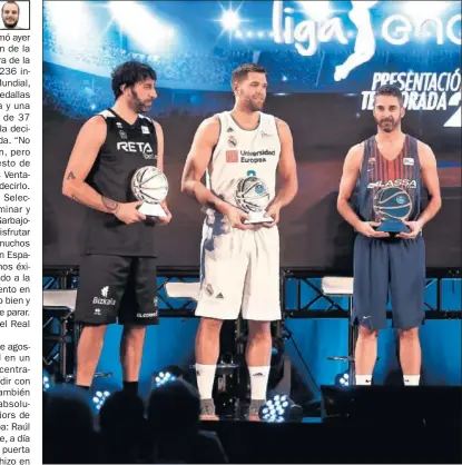  ??  ?? HOMENAJE. Mumbrú (21), Reyes (20) y Navarro (20) han llegado a la veintena de temporadas ACB.