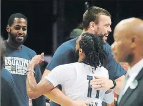  ?? FOTO: EFE ?? Abrazo entre Gasol y Conley, los dos jugadores que centran los rumores de traspaso