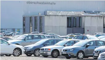  ?? FOTO: ELKE OBSER ?? Schon ab nächster Woche fällt ein Teil der begehrten freien Parkplätze an der Oberschwab­enhalle weg.