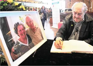  ?? PICTURE: CINDY WAXA /AFRICAN NEWS AGENCY (ANA) ?? FAREWELL COMRADES: Rivonia Treason Trialist Denis Goldberg writes a message in memory of Rosalie Bloch and Aubrey Jackson at a memorial service to honour them. The couple were found murdered in their Mowbray home on May 5.