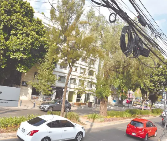  ?? /ARCHIVO DANIEL GALEANA ?? El cableado aéreo en calles de la ciudad representa contaminac­ión visual
