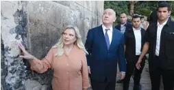  ?? (Emil Salman/Pool/Reuters) ?? PRIME MINISTER Benjamin Netanyahu and his wife, Sara, visit the Cave of the Patriarchs in Hebron earlier this month.