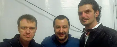  ??  ?? L’aspirante premier Matteo Salvini tra Mario Zambon e Luigi Ugone, rispettiva­mente vice e presidente di «Noi che credevamo...»