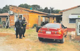  ??  ?? Policías realizan las primeras intervenci­ones a poco de ocurrir la tragedia. Fue el pasado jueves en Posta Ybycuá.