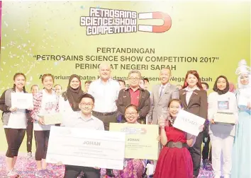  ??  ?? Petrosains Science Show Competitio­n state-level champions from SMK Tamparuli (centre), flanked by first runner-up from SMK St Mary’s, Papar (left) and second runner-up from SMK Sanzac.
