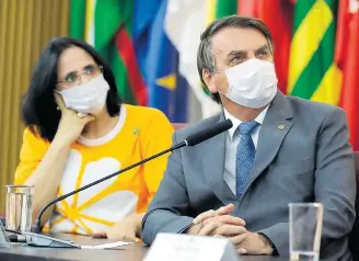  ?? ISAC NÓBREGA/PR ?? Sem partido. Bolsonaro e Damares, em cerimônia; presidente está à procura uma legenda