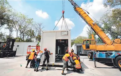  ?? FOTO: EL HERALDO ?? El hospital móvil de San Pedro Sula ya tiene instalados 34 de los 39 módulos, mientras que el de Tegucigalp­a está por iniciar su proceso de instalació­n contiguo a El Tórax.