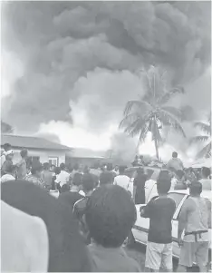  ??  ?? The fire at Kampung Air Hujung and Kampung Air Tengah in Semporna on Tuesday that destroyed about 302 houses and left more than 2,000 people homeless.