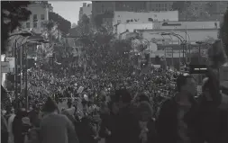  ?? DANIA MAXWELL/LOS ANGELES TIMES ?? Crowds pack Colorado Boulevard before the Rose Parade in Pasadena on Jan. 1, 2020.