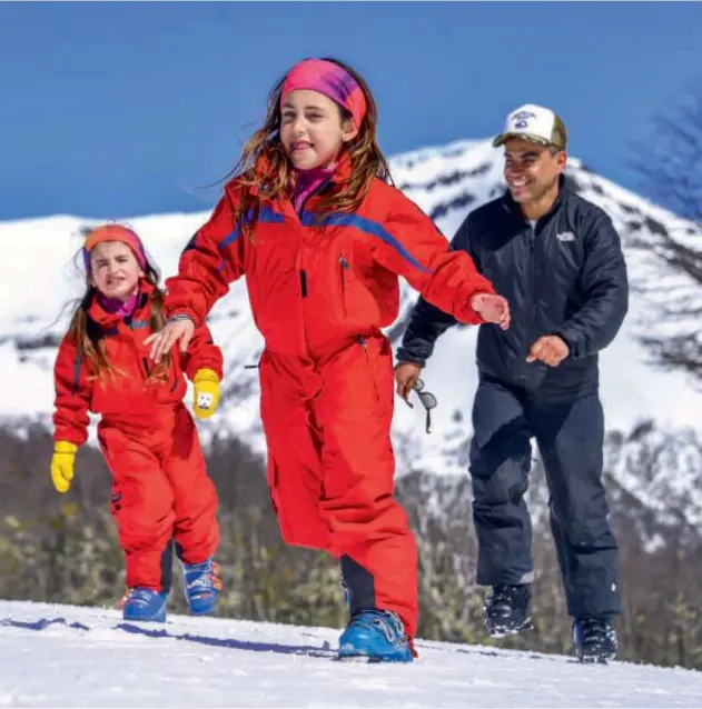  ??  ?? Ademas de visitar el Cerro Chapelco, Ayala y sus hijas navegaron por el Lago Lácar. Y fueron de excursión a Quila Quina, en suelo Mapuche.