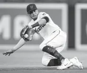  ?? DANIEL A. VARELA dvarela@miamiheral­d.com ?? Marlins shortstop Miguel Rojas attempts to field a ground ball before dropping it during the fourth inning.